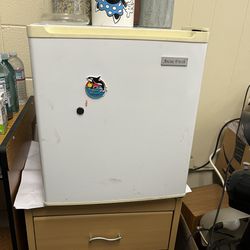 Used small 1.5cu Apartment Fridge, clean, space saver-