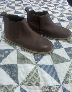Boys Fall Boot Size 6.