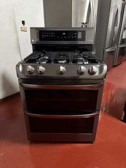 LG 5-burner gas stove with double oven in perfect working condition. Delivery and installation available with a 3-month warranty.