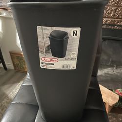 New Sterlite 7.5 Gallon Trash can 