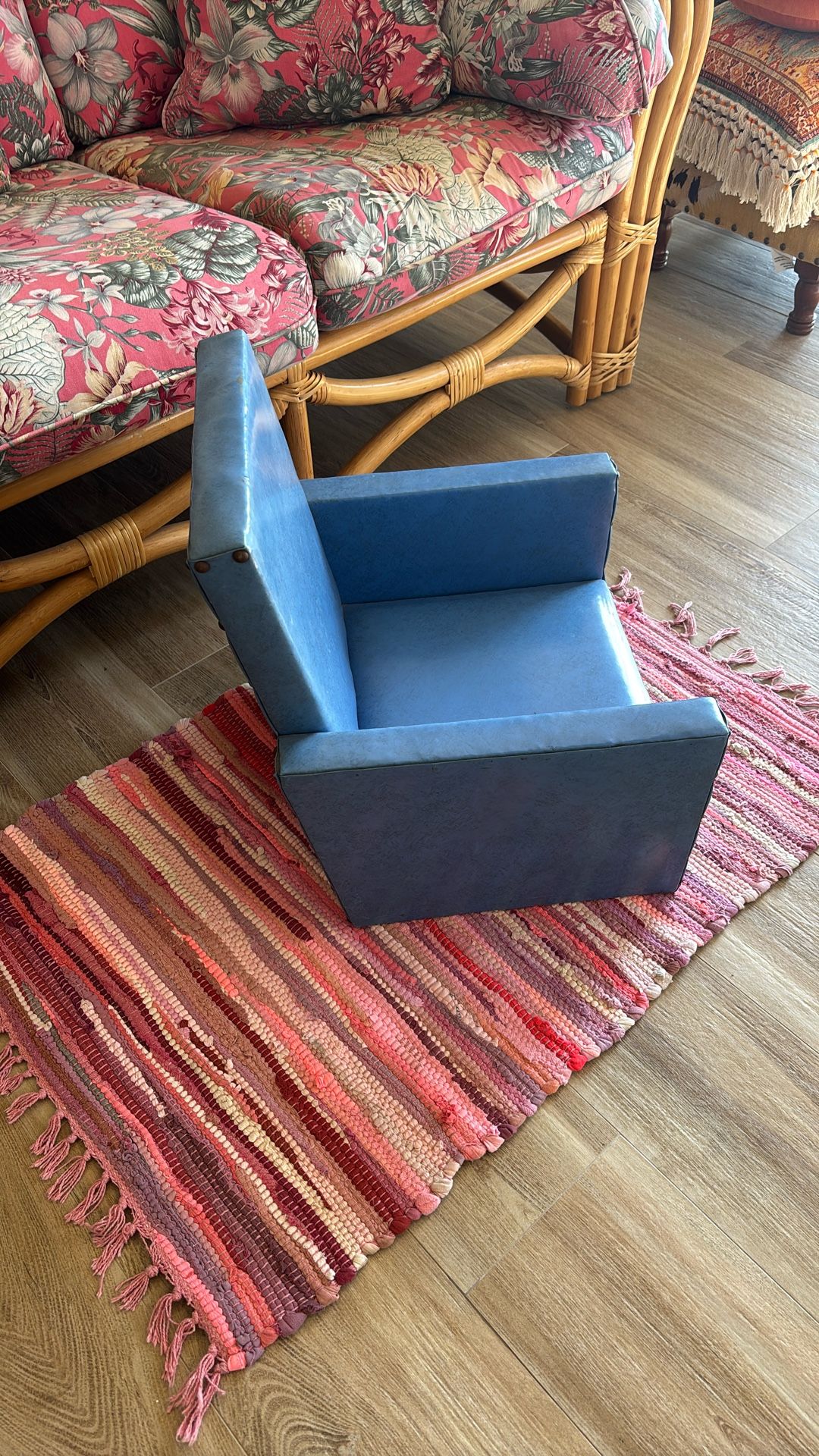 MID CENTURY CHILD CHAIR