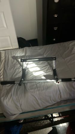 Multi-Grip Doorway Pull-Up Bar / Chin-Up Bar - Excellent Condition