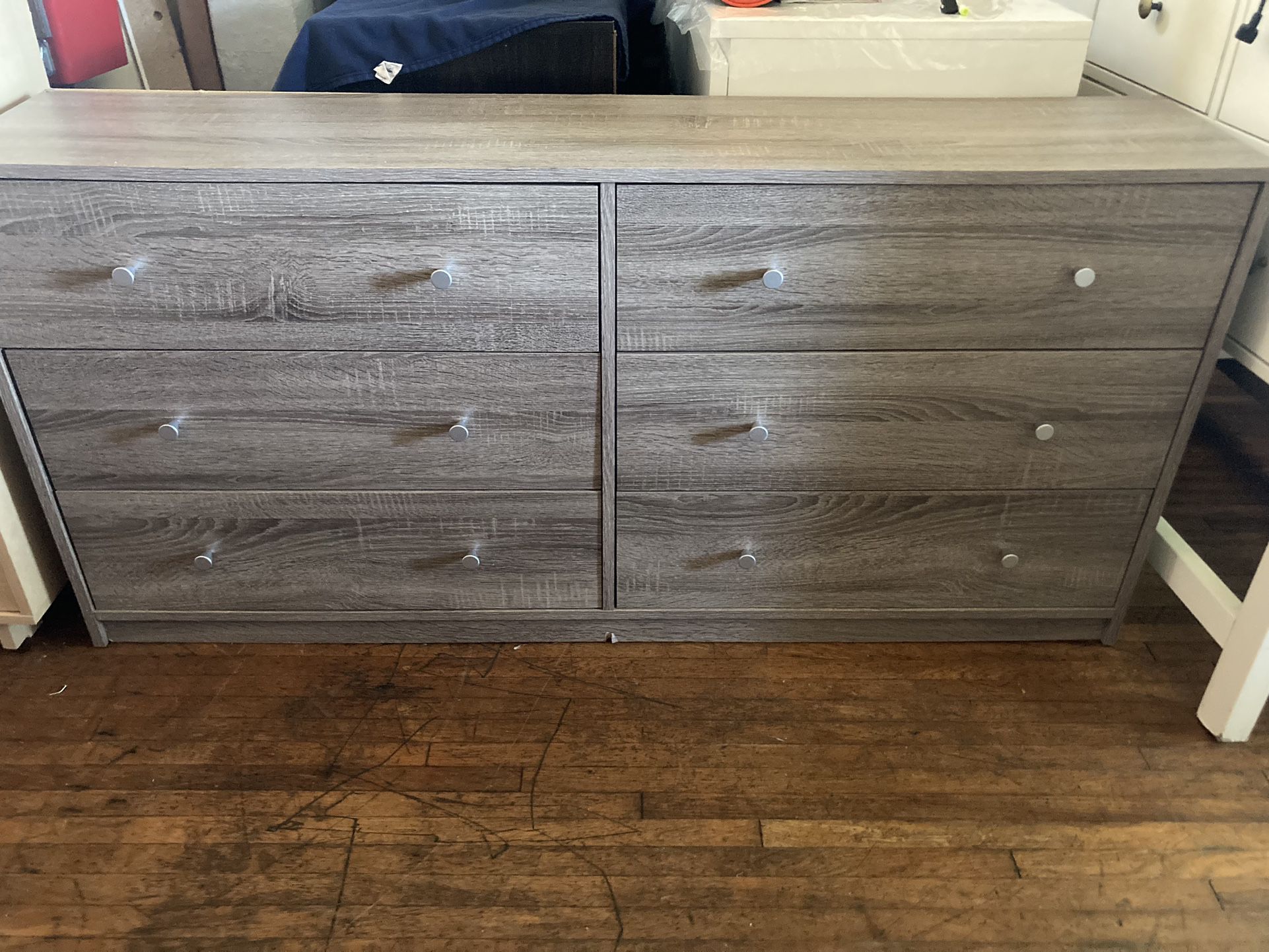 Dresser With 6 Drawers $100