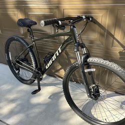 2023 Giant Talon 2 Mountain Bike 