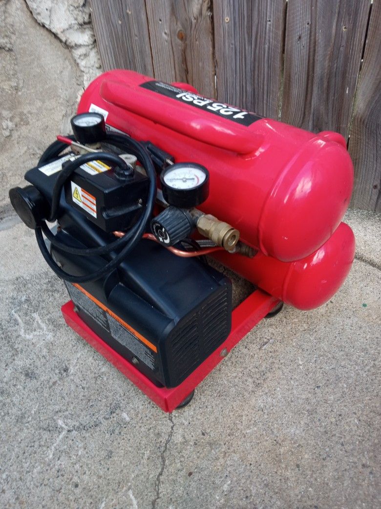 Excellent Condition Craftsman 125 PSI 4- Gallon Portable Air Compressor