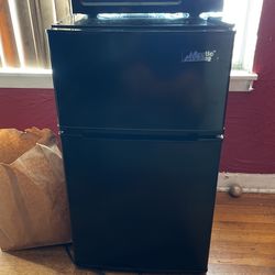 Artic king 3.2 Two Door Compact Refrigerator 