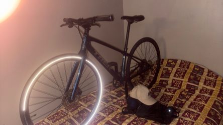 TREK XS ADULT HYBRID (MOUNTAIN/ROAD ) 11 SPEED CARBON FIBER HYDRAULIC DISC BRAKES TOP SHELF SHIMANO GRAVEL DRIVETRAIN for folks 4'9"-5'9", comfortably