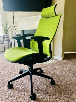 Ergonomic High-Back Office Chair – Great Condition (Like New)