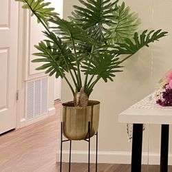 Beautiful Fake Plant With Modern Stand