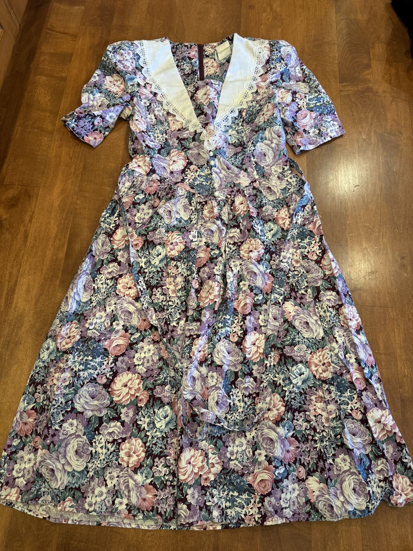 Woman’s Vintage Y2K Dress Shipping available