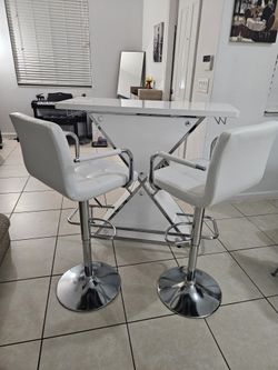 Atoka bar unit with chairs