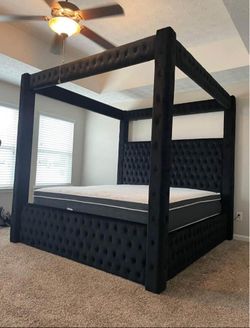 Queen Canopy Bed, Ask for Price 