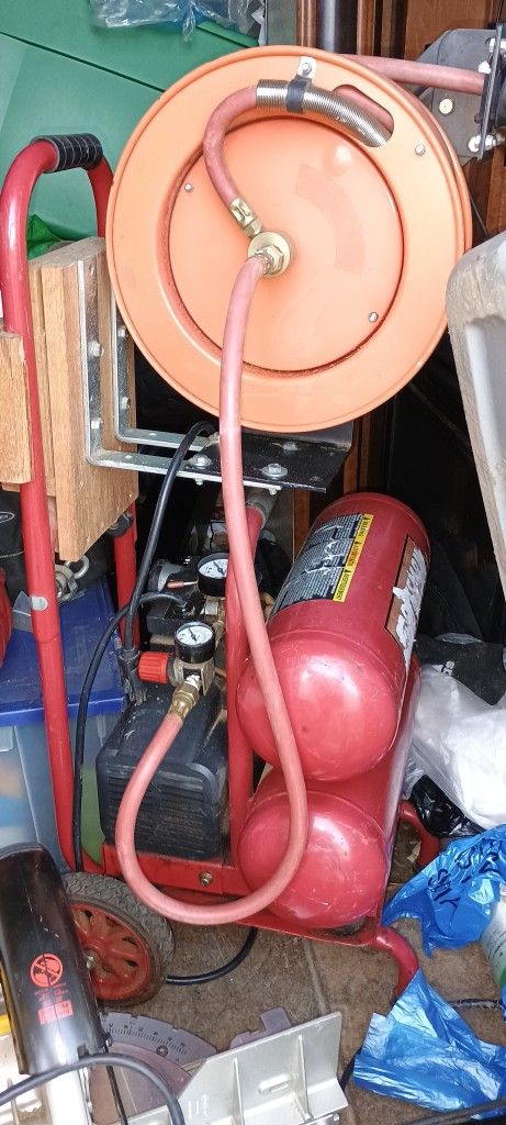 portable air compressor with a twin-tank design,