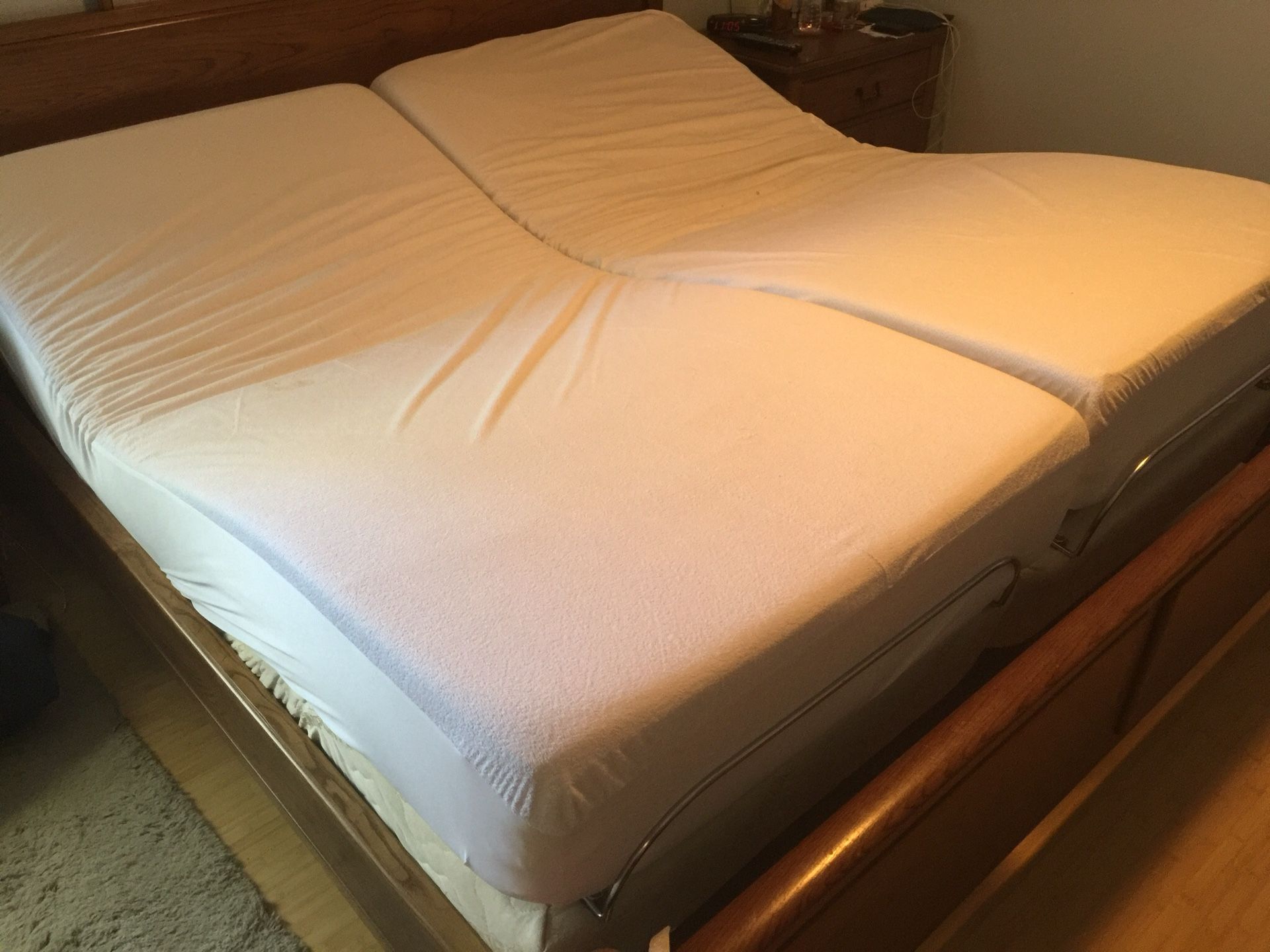 Tempur pedic split king bed w/remote control adjustable & vibration