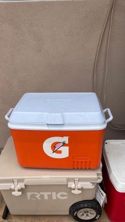 Rubbermaid Gatorade cooler ice chest