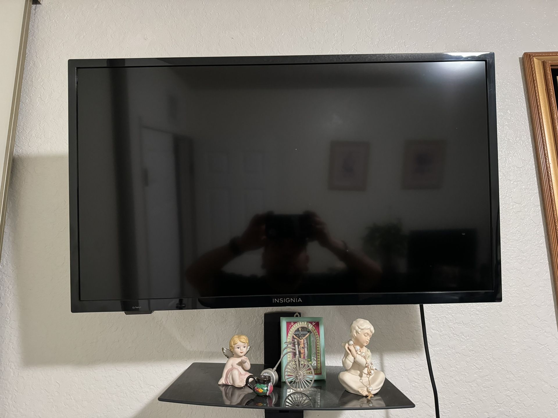 INSIGNIA 32” LED Fire Tv With Wall Mount