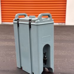 Cambro 500LCD401 Camtainer® 4.75 Gallon Slate Blue Insulated Beverage Dispenser