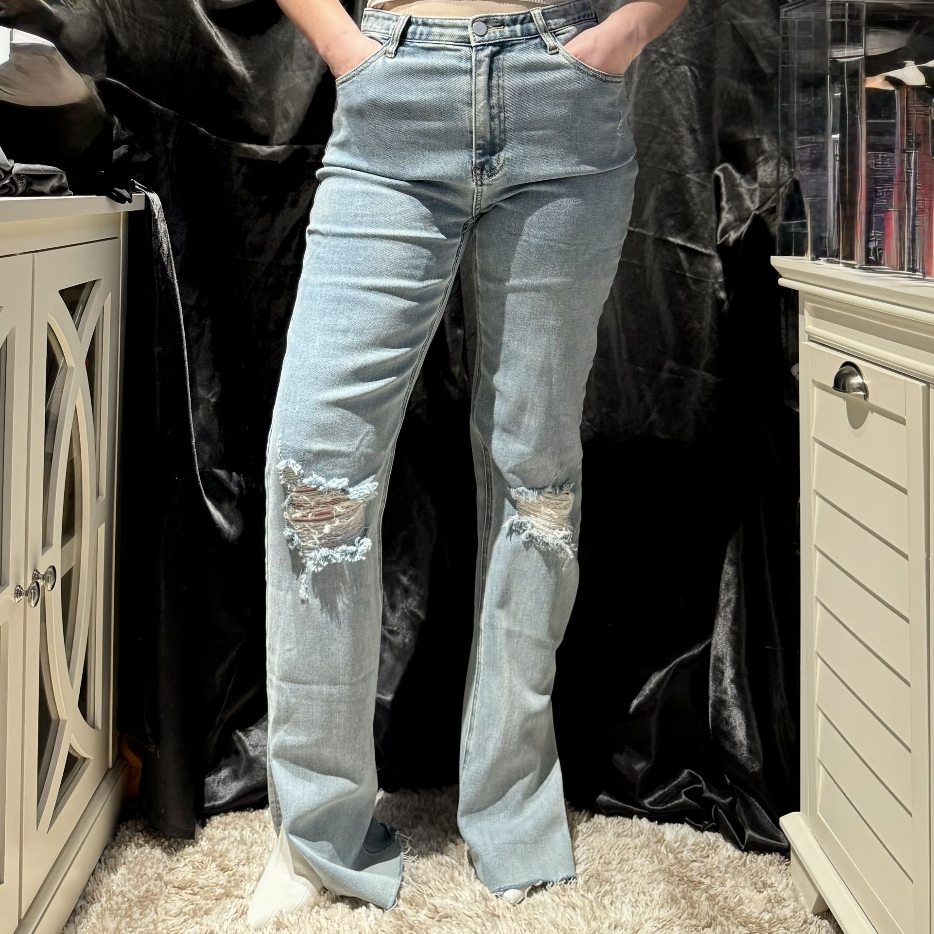 BY EGREIS DISTRESSED SIDE SLIT JEANS