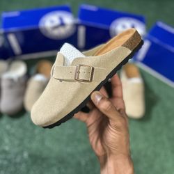 Women’s 8, Men’s 6.5 - “Beige” Birkenstock Clogs 🐪