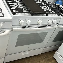 GE Stove Gas 30” White  5 Burners .