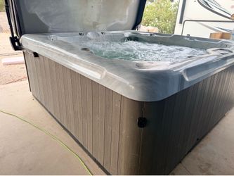 2025 spa new open box over 50 jets and foot jets