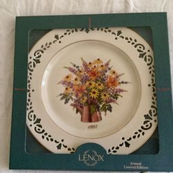 NEW LENOX COLONIAL BOUQUET PLATE 1997 IN THE BOX
