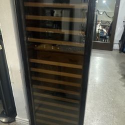 N’FINITY Wine Fridge – 121 Bottle Capacity – Dual Zone – Excellent Condition 