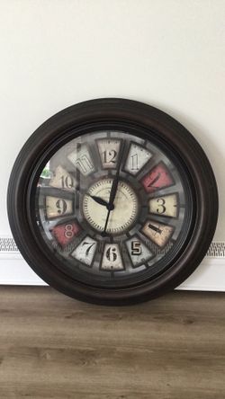 LARGE DECORATIVE WALL CLOCK - 28 INCHES ROUND - GREAT WORKING CONDITION