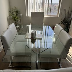 4 White Leather Chairs / 4 Sillas De Piel 