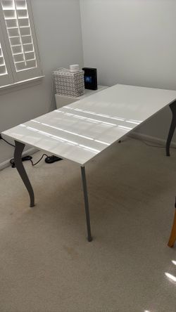 Like new white ikea table/desk top with curved grey legs