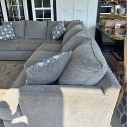 Broyhill Naples Grey Sectional Couch With Ottoman