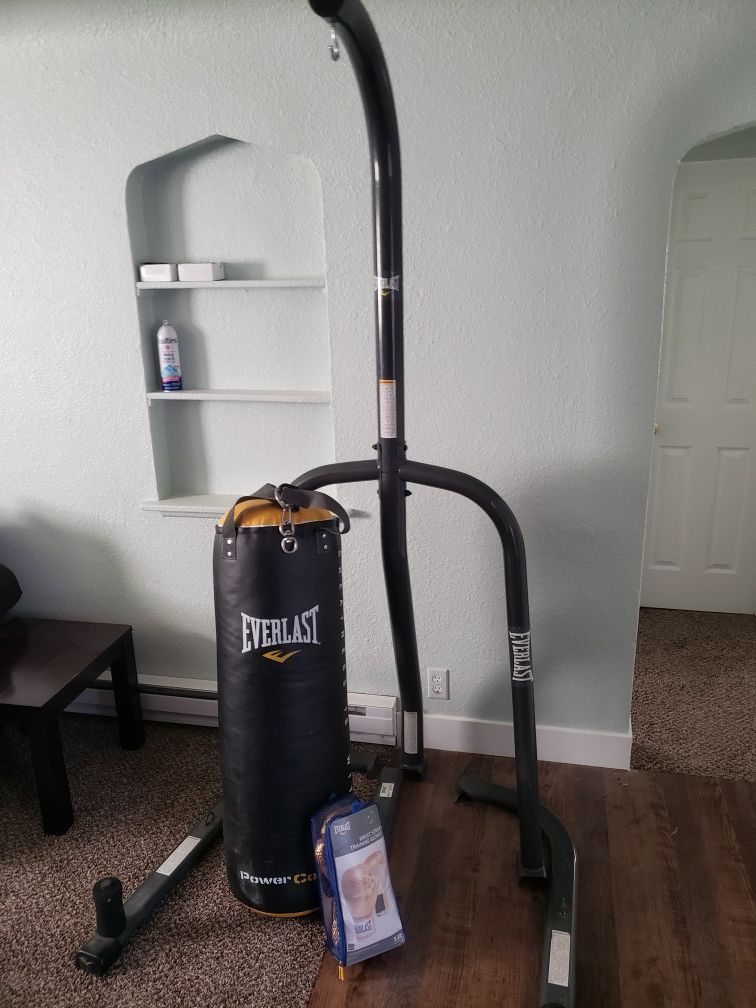 Punching Bag w/stand, +gloves, Everlast. Like new.