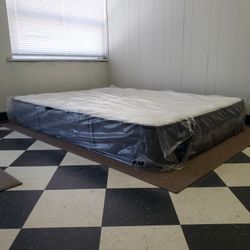 Full size mattress - can DELIVER almost anywhere for $20 extra - gently used and in LIKE NEW condition 😍