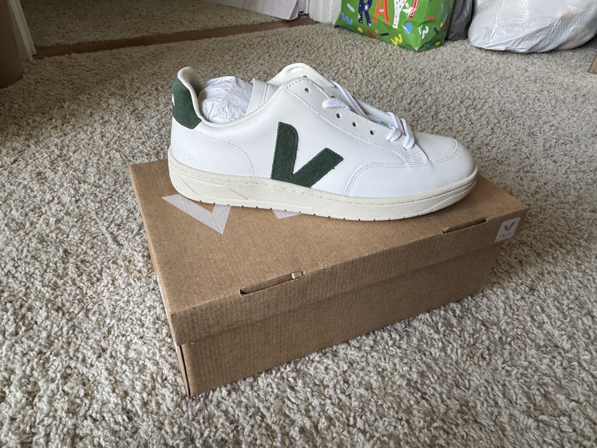 Unisex Leather Sneaker - Veja