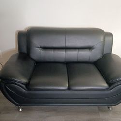 Moving Sale: Must Go Now Modern Black Faux Leather Sofa – Excellent Condition
$350