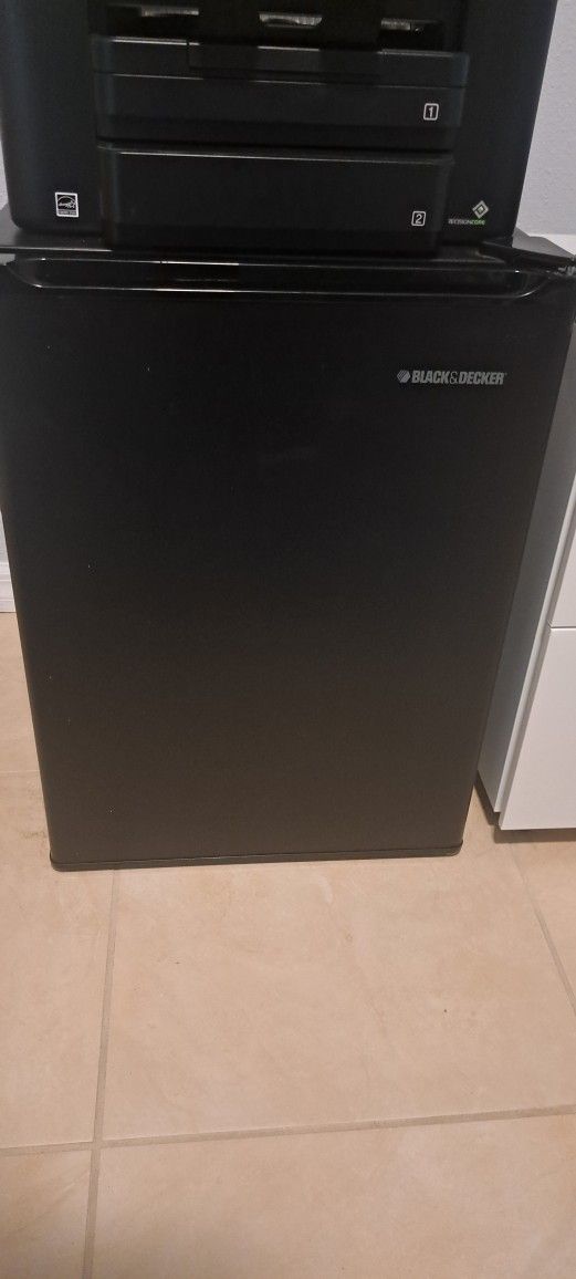 BLACK & DECKER MINI FRIDGE