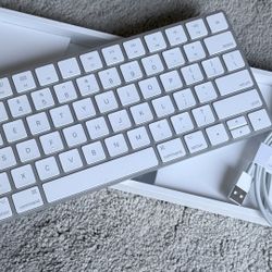 Apple Magic Keyboard A1644 Emc 2815 (Like New)