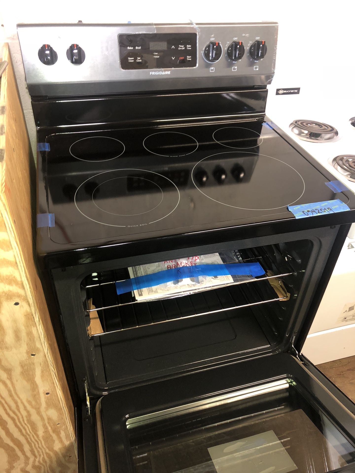 Brand New Electric stove Black steel-6 months