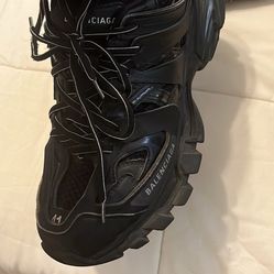 Balenciaga Tracks Size 7 The Boxs In Beat Up But The Shoes Still In Good Condition I Honestly Don’t Wear Them That’s Why I’m Selling. 300 Dollars 