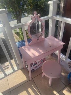 Girl Vanity Great Condition