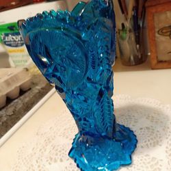 Beautiful Vintage Colonial Blue Vase