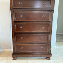 5 Drawer Chest. Excellent Condition 