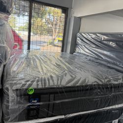 QUEEN SIZE SEALY POSTUREPEDIC PLUS PILLOW TOP MATTRESS & BOX SPRING BED SET