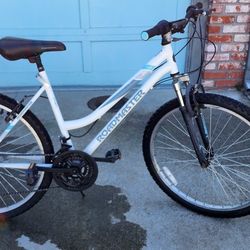 Women Mountain Bike 26 Inch Color White. 