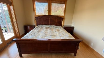 King size bedroom set: mattress, bed frame, nightstands and dresser