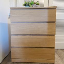 Dresser With 4 Drawers 