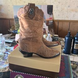 ZODIAC BOOTS SIZE 7