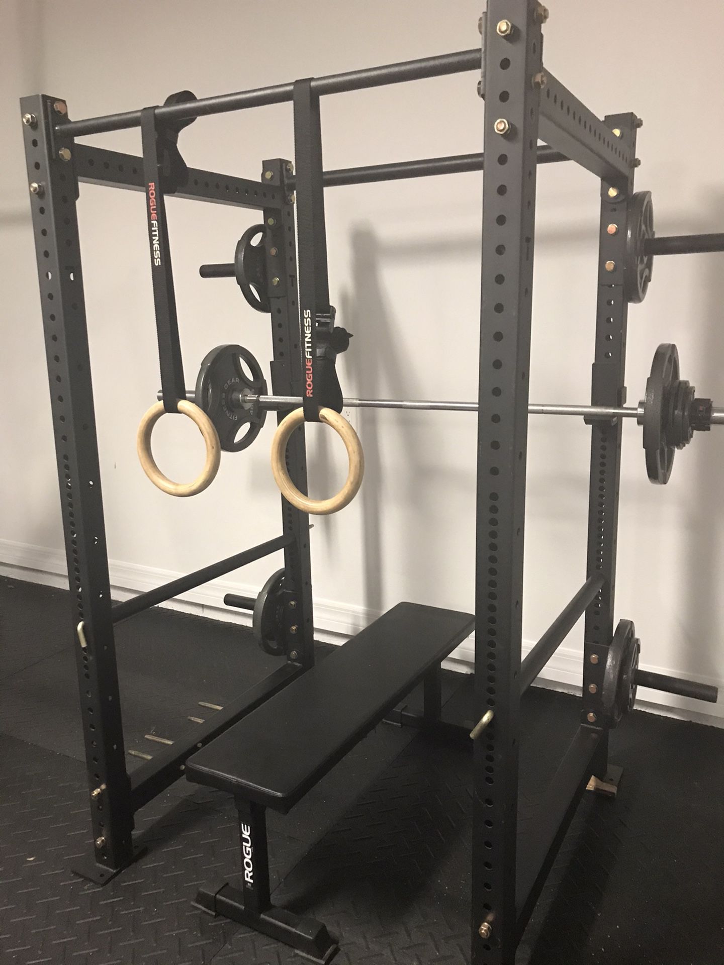 SQUAT / POWER RACK WEIGHT BENCH OLYMPIC WEIGHT SET AND WOODEN RINGS LIKE NEW !!