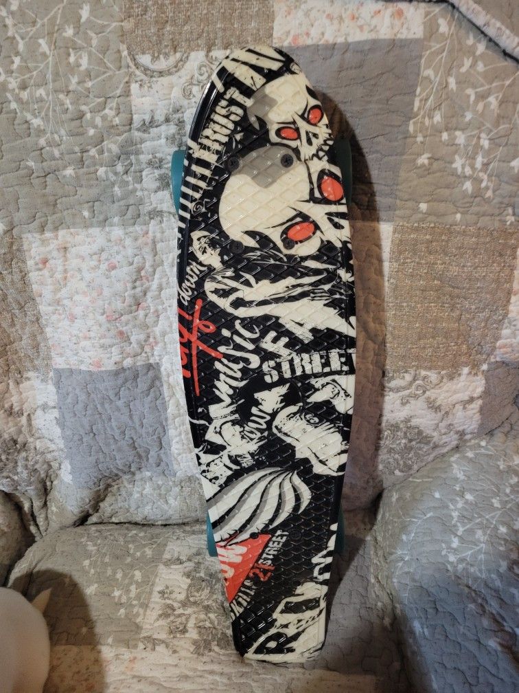 22" INCH SKWTLETON/SKULL DESIGNED MEKETEC BRAND SHORTBOARD SKATEBOARD