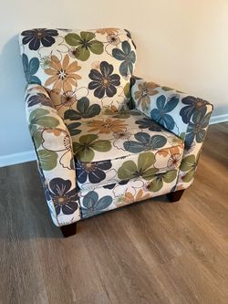 Arm Chair !! Delivery Available 🚚!! Dimensions: 35” Depth x 36” Height x 34”